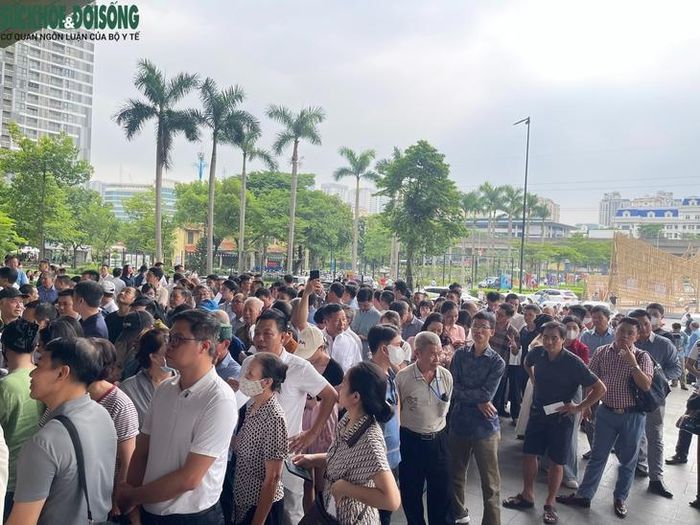 Ngay từ đầu giờ chiều, khu vực trước cửa Bảo tàng Hà Nội đã ghi nhận lượng lớn người dân tập trung. Dòng người đủ mọi lứa tuổi, từ người cao tuổi, các gia đình có con nhỏ đến thanh niên kiên nhẫn xếp hàng để vào khu trưng bày.