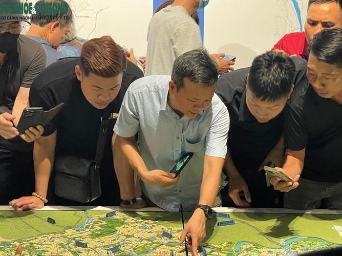 Ông Nguyễn Văn Hùng (48 tuổi, Cầu Giấy) cho biết ông chủ động đến Bảo tàng Hà Nội ngay trong chiều 29/6 sau khi biết thông tin triển lãm được mở cửa."Tôi sống ở Hà Nội nhiều năm nên rất muốn tận mắt xem thành phố sẽ phát triển như thế nào trong tương lai. Khi nhìn trên sa bàn và các bản đồ quy hoạch, tôi hình dung rõ hơn về mạng lưới giao thông, các khu đô thị cũng như định hướng mở rộng không gian xanh. Đây là dịp để người dân tiếp cận thông tin quy hoạch một cách trực quan, dễ hiểu hơn", ông Hùng nói.