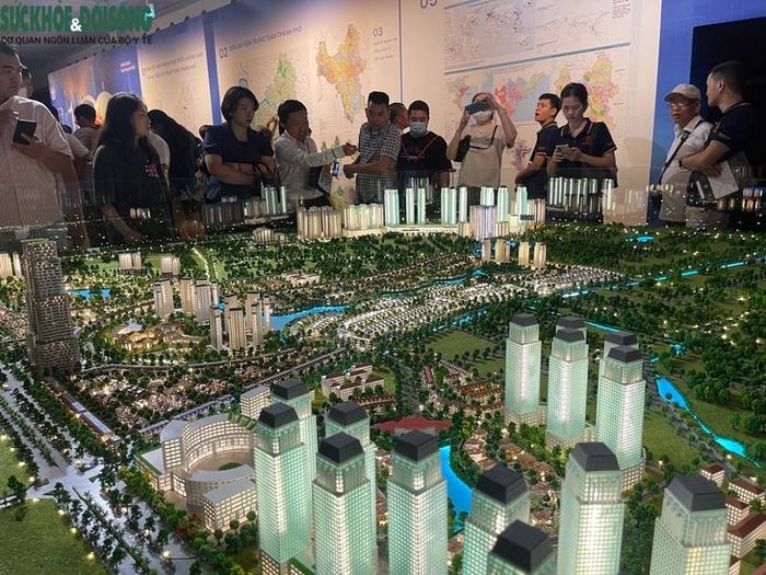 Chị Trần Thu Hà (35 tuổi, Từ Liêm) cho biết, chị đặc biệt ấn tượng với khu vực trình chiếu sa bàn số hóa."Hình ảnh trực quan giúp người xem dễ hình dung sự thay đổi của Hà Nội trong tương lai. Tôi dành khá nhiều thời gian để tìm vị trí khu vực mình đang sinh sống và theo dõi các tuyến giao thông mới. Qua triển lãm, tôi cảm nhận rõ quy mô cũng như tầm nhìn dài hạn trong quy hoạch phát triển Thủ đô", chị Hà nói.