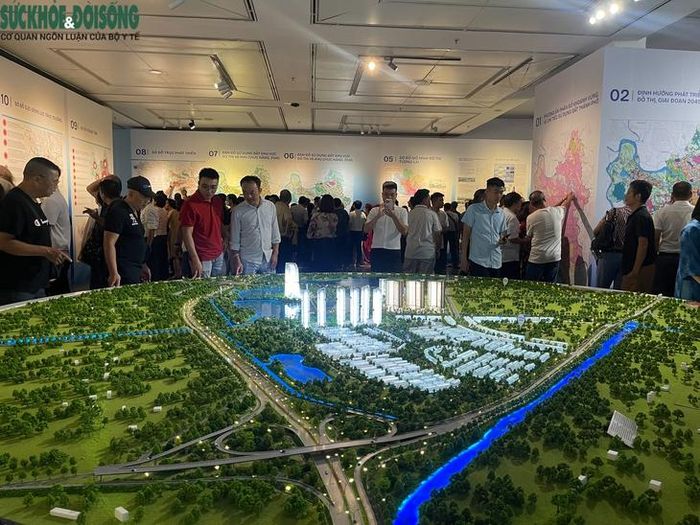 Khu vực giới thiệu định hướng phát triển các trục không gian, hệ thống làng nghề, hạ tầng kỹ thuật và các hành lang xanh luôn có đông người đứng xem. Không ít khách dùng điện thoại chụp lại các bản đồ quy hoạch để nghiên cứu thêm sau khi rời triển lãm.