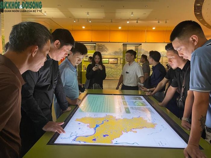 Trong chiều 29/6, lượng người đến Bảo tàng Hà Nội liên tục tăng. Các không gian trưng bày, đặc biệt là khu vực sa bàn trung tâm và các bản đồ quy hoạch lớn, tập trung đông người xem.