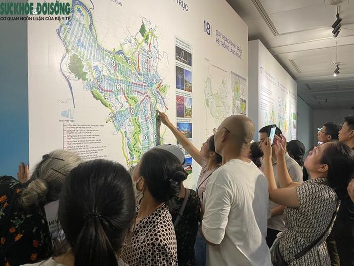 Đặc biệt, hội nghị diễn ra trong bối cảnh Thủ đô đã hội tụ đầy đủ các điều kiện về cơ chế, chính sách và định hướng phát triển, từ các nghị quyết của Trung ương, Luật Thủ đô năm 2026 đến Quy hoạch tổng thể Thủ đô Hà Nội tầm nhìn 100 năm vừa được công bố.Việc kết hợp công bố Quy hoạch tổng thể với Hội nghị Xúc tiến đầu tư mang ý nghĩa kết nối giữa thành tựu phát triển của Hà Nội trong thời gian qua với tầm nhìn chiến lược cho tương lai.