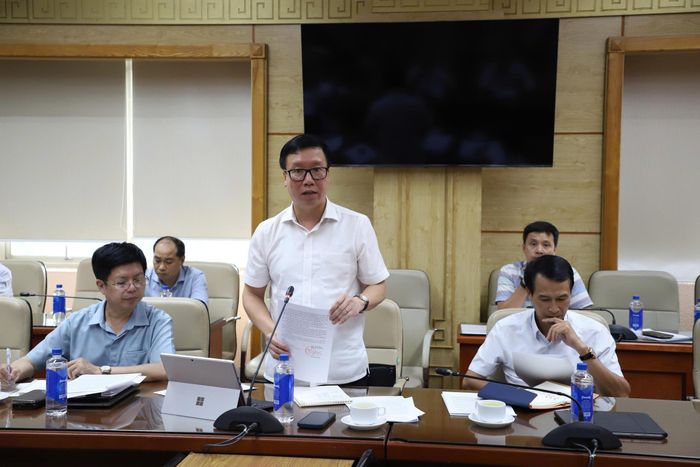 Ông Hoàng Cương, Phó Giám đốc phụ trách Ban Quản lý Dự án Công trình y tế báo cáo tại cuộc họp.