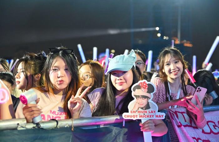 MUZIK Hà Nội có dịp hội ngộ cùng Quang Hùng tại Concert Thanh Xuân, chuẩn bị quà tặng lẫn nhau làm kỷ niệm. - Ảnh: Dương Triều