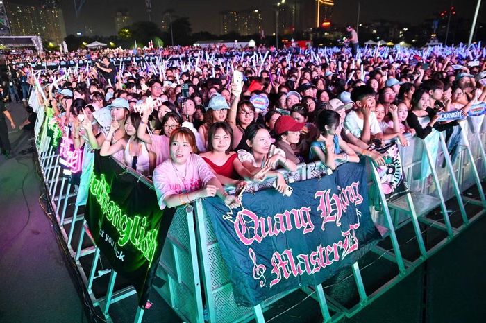 Dù ở gần hay xa sân khấu, MUZIK vẫn hướng về phía Quang Hùng và "quẩy hết mình". - Ảnh: Dương Triều
