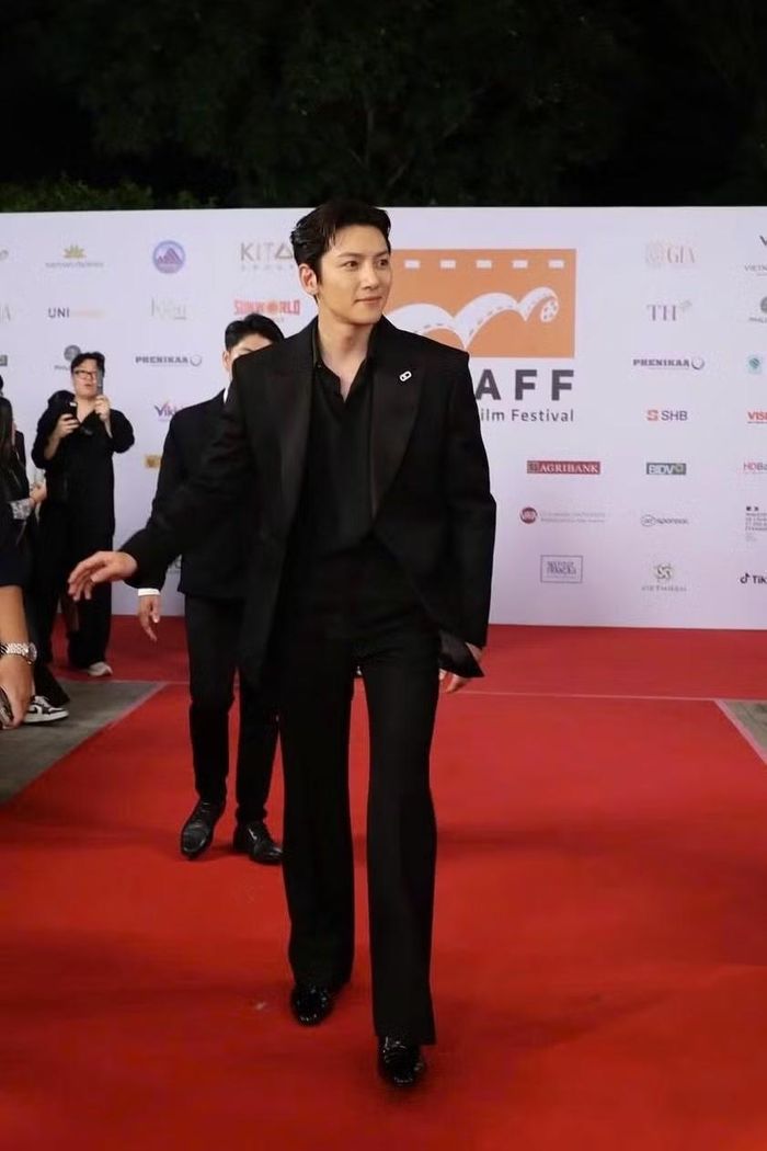 Dù chỉ diện nguyên set đồ đen, Ji Chang Wook vẫn ghi điểm nhờ thần thái lịch lãm cùng khí chất của một tài tử màn ảnh.