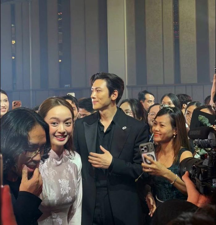 Dưới phần bình luận, nhiều netizen không ngần ngại dành lời khen cho cả hai, thậm chí còn hào hứng gọi tên một màn hợp tác điện ảnh nếu có cơ hội trong tương lai.