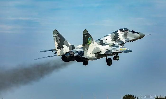 Chiến công này thuộc về máy bay chiến đấu đa năng, siêu cơ động Su-35 của Nga. Để tấn công mục tiêu trên không, các phi công Nga đã sử dụng tên lửa không đối không tầm xa R-37M.