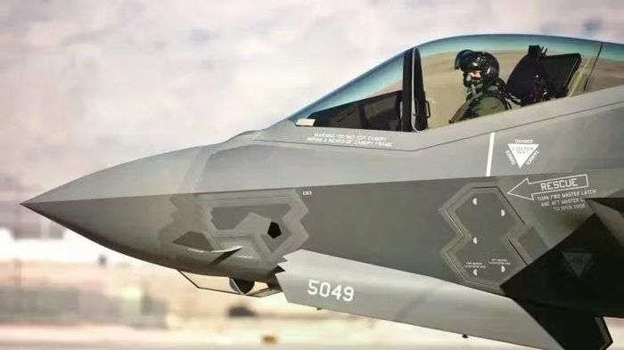 Ông Wittman nói thêm, việc bàn giao máy bay chiến đấu với cấu hình hiện tại là một “thách thức” bởi vì radar APG-85 có công suất lớn, dẫn tới yêu cầu hệ thống làm mát mạnh mẽ hơn đáng kể so với phiên bản cũ.