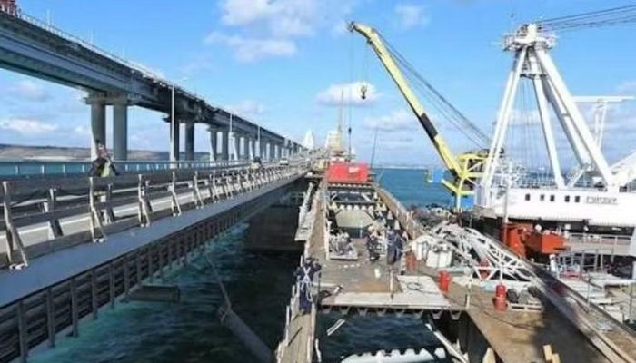 Hình ảnh vệ tinh công bố tuần trước cho thấy Nga đã xây dựng thêm các công trình phòng vệ quy mô lớn nhằm bảo vệ cây cầu trước nguy cơ bị Ukraine tập kích.