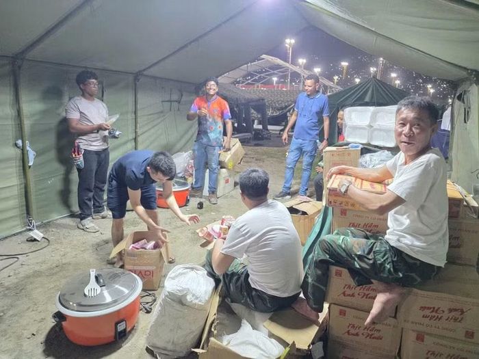 Ngoài ra, đoàn còn chuẩn bị lương thực, thực phẩm và nhu yếu phẩm để hỗ trợ các nạn nhân, người bị ảnh hưởng tại khu vực xảy ra động đất.