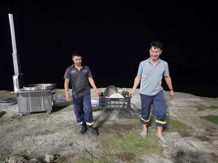 Thành viên trong đoàn chuẩn bị cho nhiệm vụ cứu nạn, cứu hộ được đánh giá là rất vất vả phía trước.