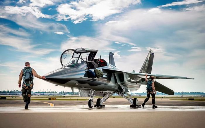 Tập đoàn Boeing đã không chuẩn bị trước cho quy mô thực tế của chi phí kỹ thuật và sản xuất, dẫn đến thiệt hại hàng tỷ đô la cho công ty và xung đột với Bộ Quốc phòng Mỹ về khối lượng tài liệu kỹ thuật.