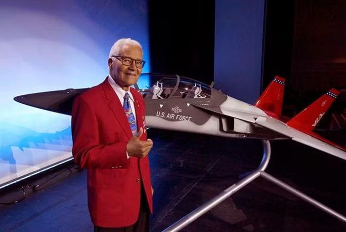 Mặc dù vậy, so sánh với những chương trình khác, đặc biệt là tiêm kích F-35 Lightning II thì T-7A Red Hawk vẫn có số lỗi kỹ thuật ở mức "chấp nhận được" và sẽ sớm khắc phục để chính thức đi vào hoạt động.