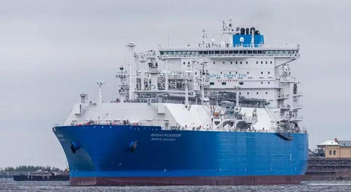 Thời điểm ghi hình, con tàu đang di chuyển ngoài khơi phía tây Estonia, hướng về cảng Bolshoy Bor tại vịnh Phần Lan. Hai khẩu súng được bố trí trên nóc buồng chỉ huy - vị trí cao nhất của tàu - và có bao cát bao quanh để tăng khả năng bảo vệ