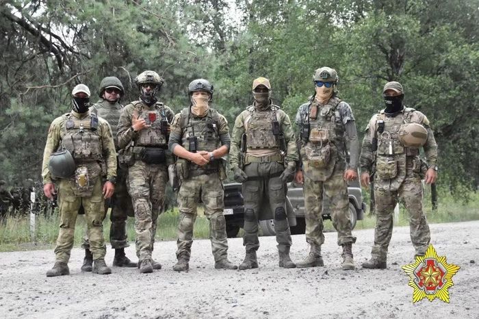 "Hiện nay ngành công nghiệp lọc dầu của Belarus là một trong những nhà cung cấp nhiên liệu chính cho Quân đội Nga. Tôi tin tưởng rằng ông Lukashenko có thể chấm dứt điều đó", Tổng thống Ukraine nói thêm.