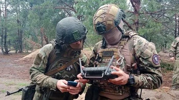 Đây là phản ứng khi Tổng thống Ukraine Zelensky tuyên bố Belarus phải gỡ bỏ hoặc vô hiệu hóa thiết bị đang được sử dụng để điều chỉnh các cuộc tấn công của Nga vào nước này trong vòng một tuần, nếu không Kyiv sẵn sàng thực hiện các biện pháp độc lập để loại bỏ chúng.