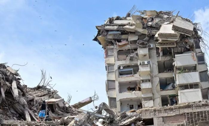 Trước đó, ngày 29/6, Chủ tịch Quốc hội Venezuela, ông Jorge Rodríguez, cho biết các trận động đất mạnh 7,2 và 7,5 độ xảy ra trong tuần trước đã khiến 855 tòa nhà bị hư hại.