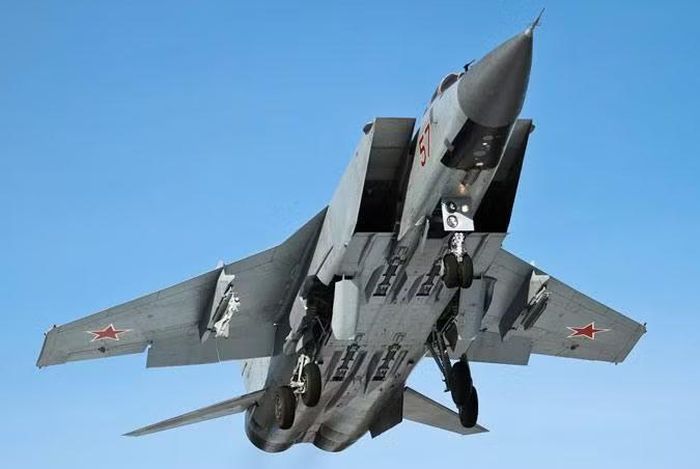 Tiêm kích MiG-31 được đánh giá cao về khả năng tạo áp lực lên máy bay hỗ trợ quan trọng của đối phương, bao gồm phi cơ tiếp nhiên liệu và cả AWACS mà NATO dựa vào.