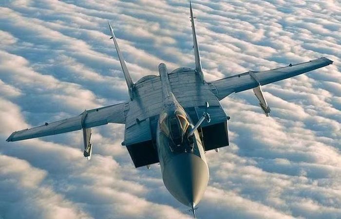 MiG-31 được phát triển đặc biệt cho chuyến bay tầm rất xa, địa bàn hoạt động chủ yếu là vùng Viễn Bắc sát Bắc Cực. Ngoài tầm bay xa, tiêm kích này còn có tốc độ hành trình cao nhất thế giới khi đạt gần Mach 2,3, và radar lớn nhất trong số các máy bay chiến thuật.