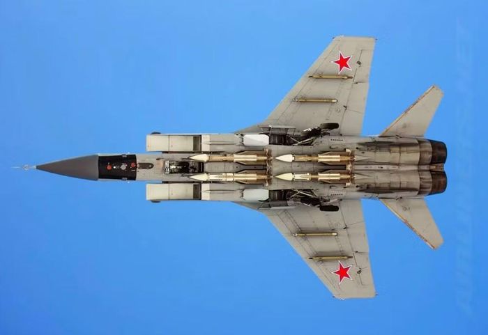 Cần nhấn mạnh, tính năng tác chiến vượt trội của tiêm kích đánh chặn tầm xa MiG-31BM đã được chứng minh đầy đủ tại chiến trường Ukraine, khi đối đầu máy bay đối phương.