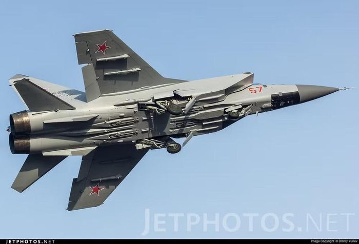 Radar của MiG-31 được thiết kế để xuyên thủng mọi biện pháp đối phó điện tử với sức mạnh khổng lồ của nó. Hơn nữa do tốc độ hành trình và trần bay cao hơn đáng kể, tên lửa do MiG-31 bắn ra có năng lượng lớn hơn nhiều so với triển khai từ Su-35.