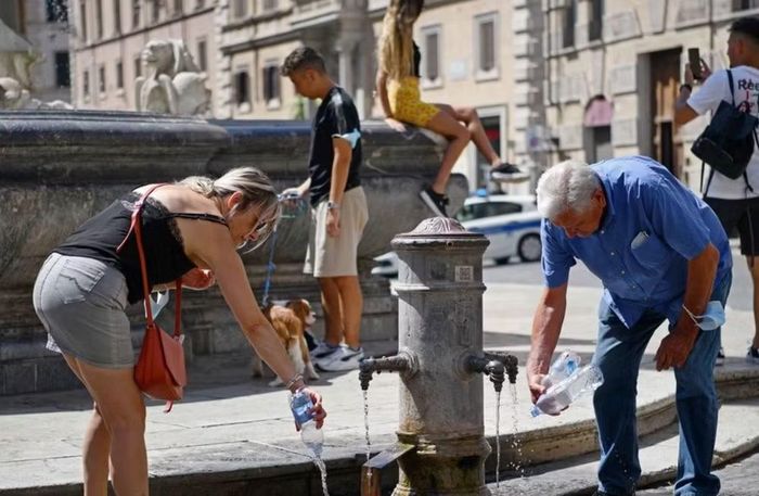 Ngoài ra, kiến trúc truyền thống cũng góp phần làm giảm nhu cầu sử dụng điều hòa. Nhiều ngôi nhà ở Nam Âu được xây bằng tường dày, cửa sổ nhỏ và thiết kế thông gió tự nhiên để hạn chế hấp thụ nhiệt.