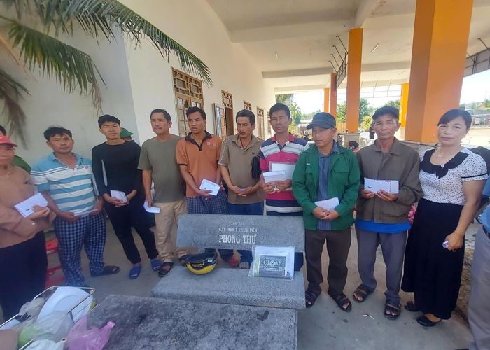 Chính quyền xã Cát Tiến hỗ trợ ngư dân có tàu cá bị cháy dẫn đến hư hỏng nặng. Ảnh: ĐS.