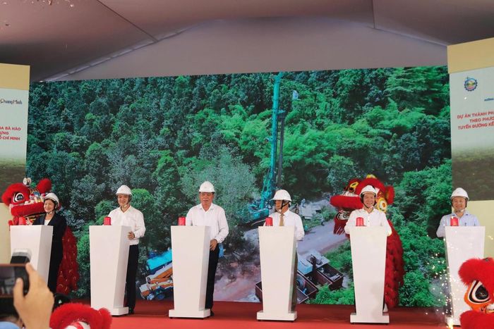 Lãnh đạo UBND TP Đồng Nai cùng các sở ngành và chủ đầu tư nhấn nút khởi công dự án. Ảnh: T.D