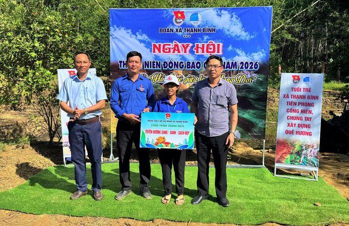 Lãnh đạo UBND xã Thạnh Bình trao công trình tuyến đường sáng-xanh-sạch đẹp cho đoàn xã Thạnh Bình. Ảnh: NT.