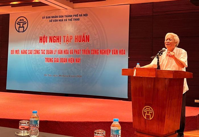 TS Nguyễn Viết Chức - Phó Chủ nhiệm Hội đồng tư vấn về Văn hóa - xã hội (Ủy ban Trung ương Mặt trận Tổ quốc Việt Nam) chia sẻ tại Hội nghị. Ảnh: Minh Huệ.