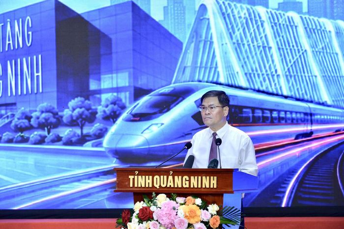 Chủ tịch UBND tỉnh Quảng Ninh Bùi Văn Khắng phát biểu tại hội nghị.