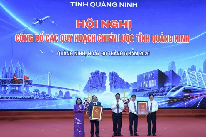 Bộ trưởng Bộ Xây dựng Trần Hồng Minh trao Quyết định phê duyệt Quy hoạch chung đô thị tỉnh Quảng Ninh đến năm 2050, tầm nhìn đến năm 2075 và Quyết định công nhận tỉnh Quảng Ninh đạt tiêu chí đô thị loại I cho lãnh đạo tỉnh Quảng Ninh.