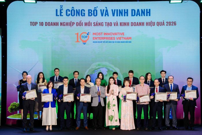  Đại diện C.P. Việt Nam cùng các doanh nghiệp được vinh danh Top 10 Doanh nghiệp Đổi mới sáng tạo và Kinh doanh hiệu quả 2026. 