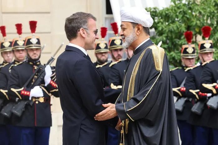  Tổng thống Pháp Emmanuel Macron (trái) tiếp Quốc vương Oman Haitham bin Tariq Al Said tại Pháp ngày 29-6. Ảnh: AFP 