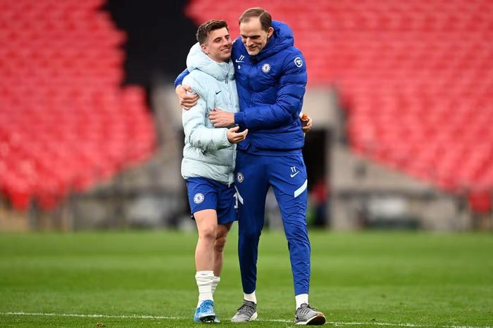  Mason Mount (trái) không được HLV Thomas Tuchel (phải) gọi vào tuyển Anh dự World Cup 2026. ẢNH: MIRROR/GETTY 