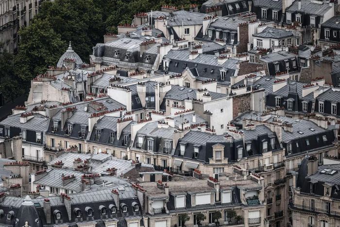  Những mái nhà kẽm gắn liền với hình ảnh Paris có thể là một phần nguyên nhân khiến bên trong căn nhà thêm nóng hơn. Ảnh: AFP 