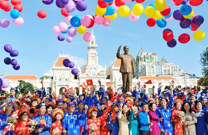  Lễ cưới tập thể tổ chức trước Ủy ban Nhân dân Thành phố do Thành đoàn TP.HCM tổ chức. 