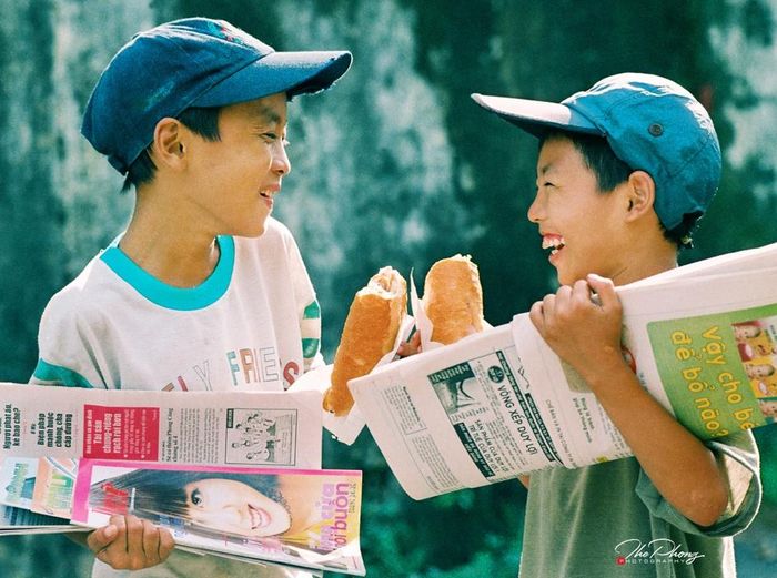  Bức ảnh "Hai đứa trẻ bán báo", nhiếp ảnh gia Trần Thế Phong chụp năm 2001. 