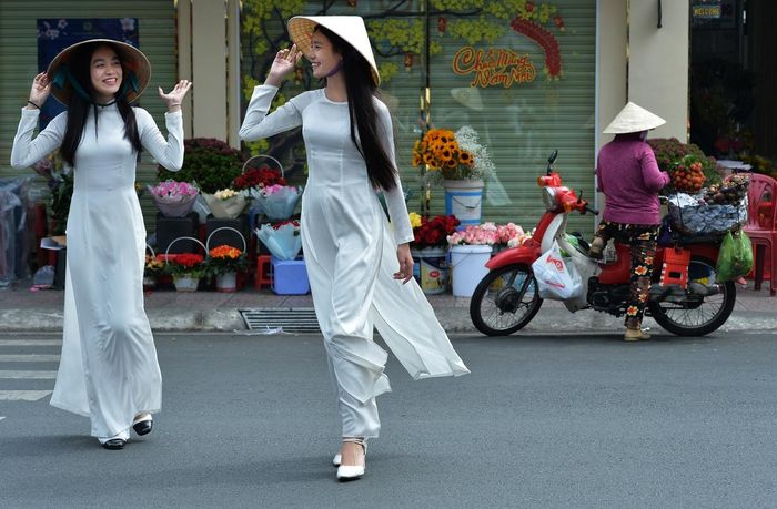 Hai nữ sinh đi dạo phố trong dịp giáp Tết, ảnh chụp gần chợ Bến Thành. 