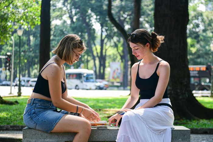  Charlotte và Luna nghỉ ngơi tại một công viên ở TP.HCM. Ảnh: Linh Huỳnh. 
