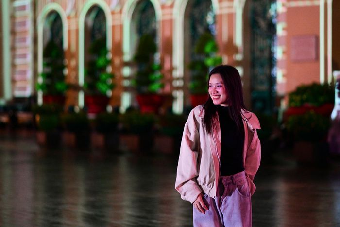  Thời điểm sự kiện diễn ra, không ít người tranh thủ ghi lại hình ảnh bằng điện thoại và chia sẻ lên mạng xã hội. Ngày diễn ra trình diễn ánh sáng 3D Mapping chính thức diễn ra vào 19h30 ngày 1-2/7. 