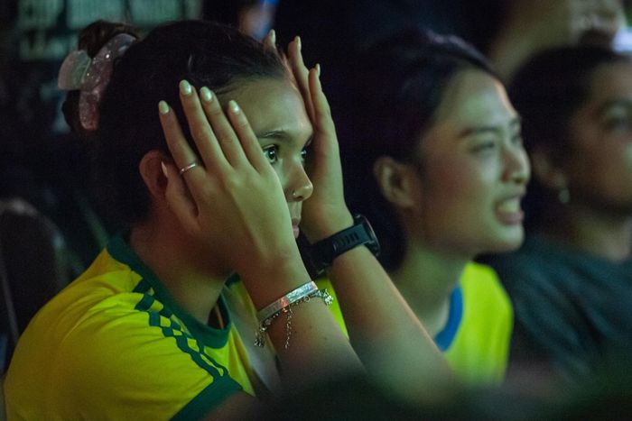 Bàn thắng của Kaishu Sano khiến bầu không khí CĐV đội tuyển Brazil chùng xuống. CĐV Brazil ôm đầu tiếc nuối, không rời mắt khỏi màn hình với hy vọng đội nhà sớm tìm được bàn gỡ. 