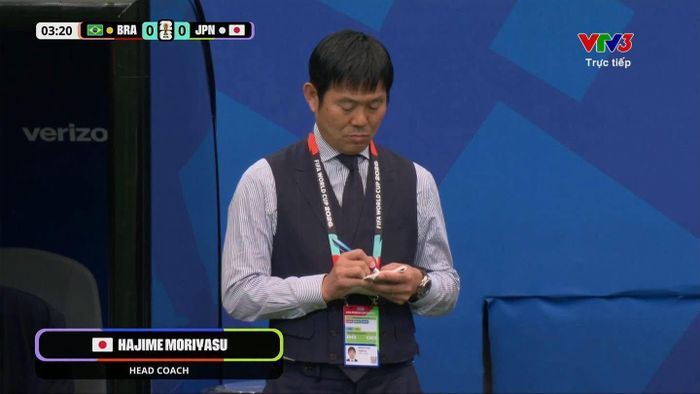  Khoảnh khắc ông Moriyasu nghiêm túc ghi chú. Ảnh: FIFA. 