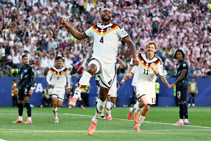  Jonathan Tah suýt trở thành người hùng tuyển Đức nếu VAR không từ chối pha lập công của anh vào lưới Paraguay sáng 30/6. Ảnh: Reuters. 