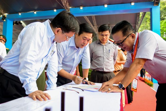  Ông Lê Quốc Phong - Phó bí thư Thường trực Thành ủy TP.HCM (thứ hai từ trái sang) và ông Nguyễn Mạnh Cường - Phó chủ tịch UBND TP.HCM (ngoài cùng bên trái) kiểm tra công tác tổ chức. 