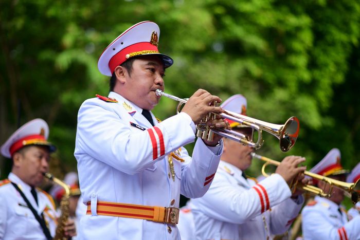  Các đội nghi lễ và nghệ sĩ biểu diễn tập luyện hăng say bên cạnh sân khấu chính. 