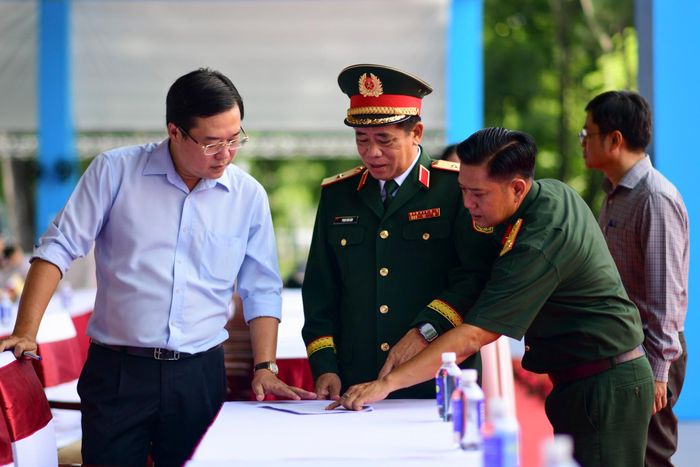  Từ sáng sớm, các lãnh đạo Thành ủy, HĐND, UBND TP.HCM cùng sở, ban, ngành, lực lượng có mặt để kiểm tra công tác tổ chức. 
