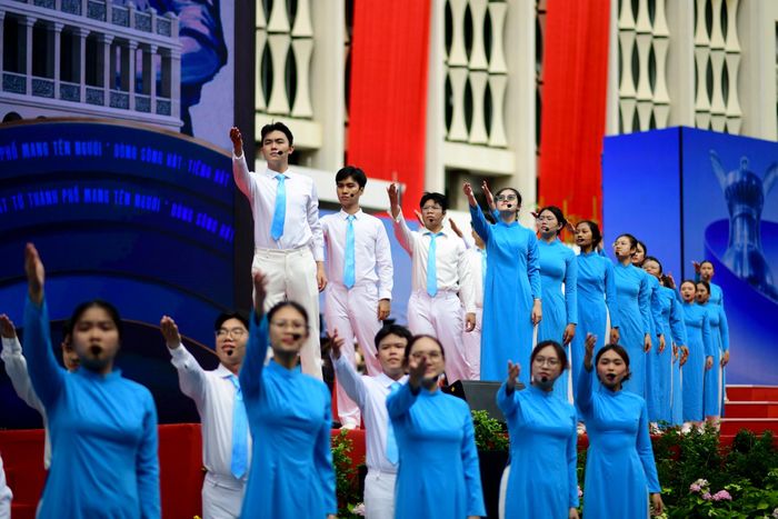  Dự kiến, buổi lễ mở đầu với chương trình nghệ thuật, nghi thức chào cờ và giới thiệu đại biểu. Tiếp nối là diễn văn của Bí thư Thành ủy TP.HCM Trần Lưu Quang cùng phát biểu của đại diện công dân và thế hệ trẻ thành phố. Toàn thể đại biểu cũng sẽ lắng nghe phát biểu chỉ đạo của Tổng Bí thư, Chủ tịch nước Tô Lâm, sau đó là phát biểu đáp từ của Bí thư TP.HCM trước khi bế mạc chương trình. 