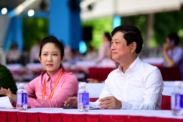  Ông Võ Văn Minh - Chủ tịch HĐND TP.HCM và bà Nguyễn Thị Thanh Thúy - Phó giám đốc Sở Văn hóa và Thể thao TP.HCM theo dõi sát sao công tác tổng duyệt. 